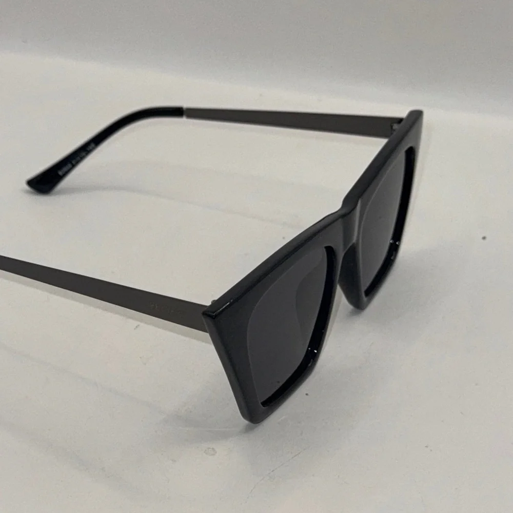 Feisedy Black lightweight cat eye  Sunglasses